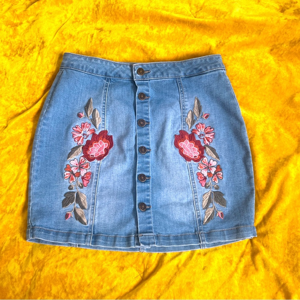 Guess, floral, embroidered, stretch Denim mini skirt. Dusty Rose, size Medium